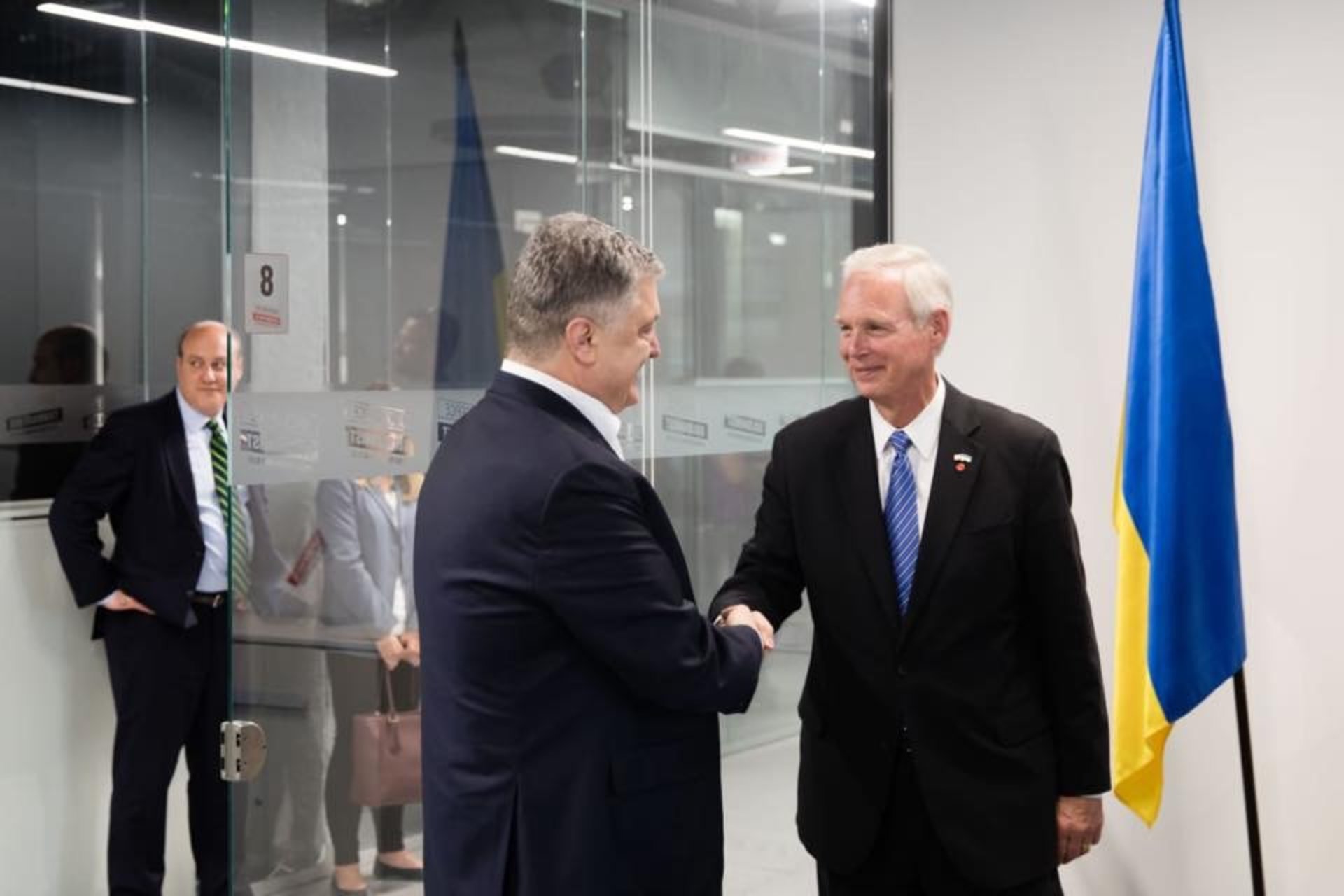 Порошенко переїхав до прозорого офісу