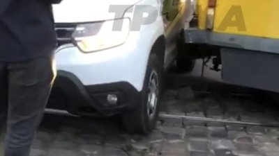 У Львові трамвай не пропустив автомобіль (ВІДЕО)