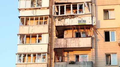 У Києві ліквідовують наслідки влучання у багатоповерхівку (ФОТО, ВІДЕО)