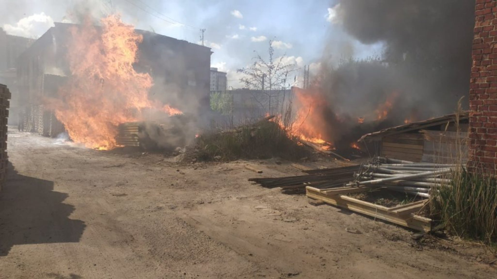 У Львові масштабна пожежа охопила завод "Світанок"