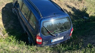 На Львівщині із траси злетів автомобіль, водій загинув (ФОТО)