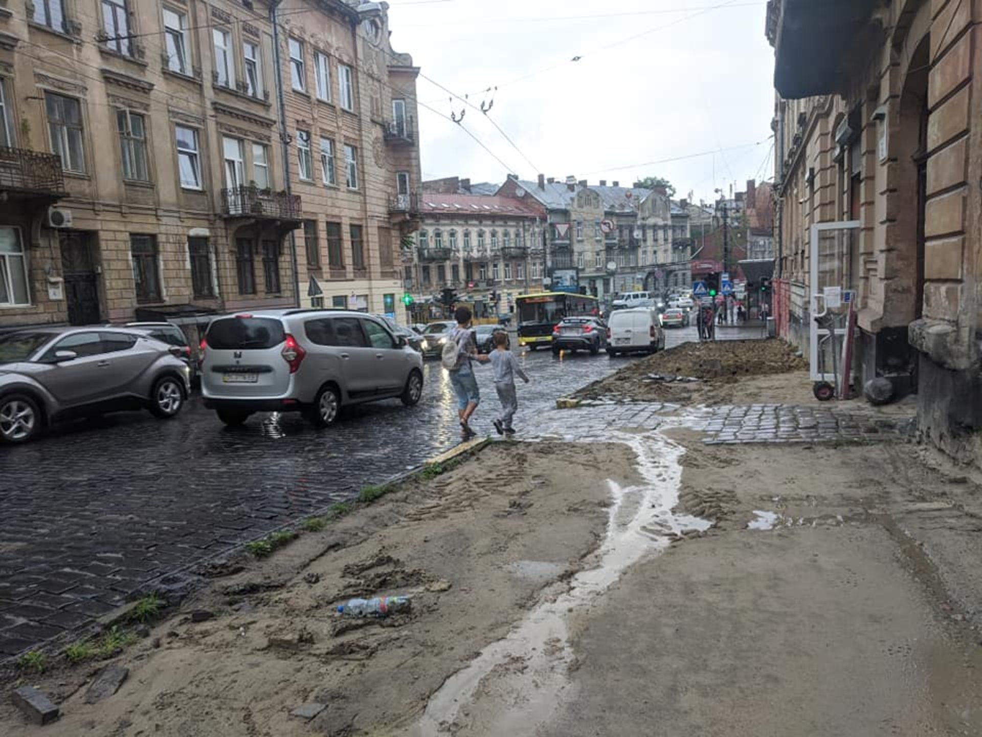 У Львові на вулиці Стрийській ремонтують тротуари, фото Зручне місто