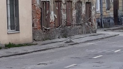 Львів’яни закликають міську владу знести аварійний будинок, який загрожує життю людей (ФОТО)