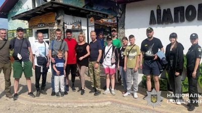 Тварини, які лікують душу: поліцейські Львівщини організували для поранених ветеранів візит до зоопарку