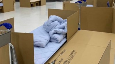 У аеропорту Токіо пасажирів розміщують у картонні коробки (ФОТО)