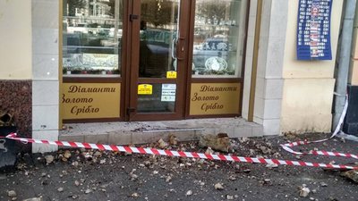 У центрі Львова обвалився балкон, є постраждалі