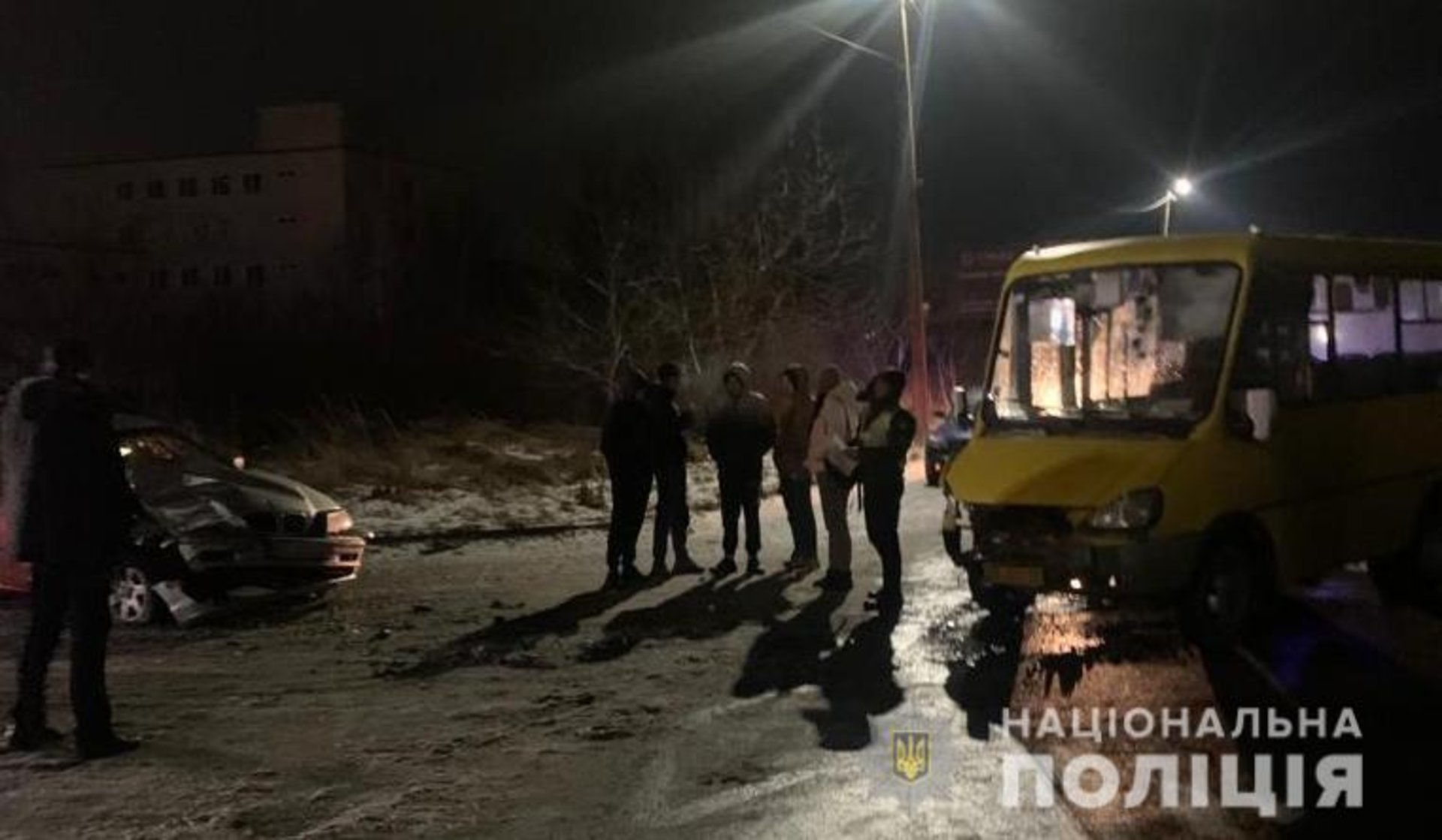 На Львівщині 17-річний хлопець без прав за кермом "BMW" влетів у маршрутку