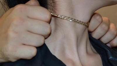 У Львові жінці зірвали з шиї золотий ланцюжок з трьома кулонами