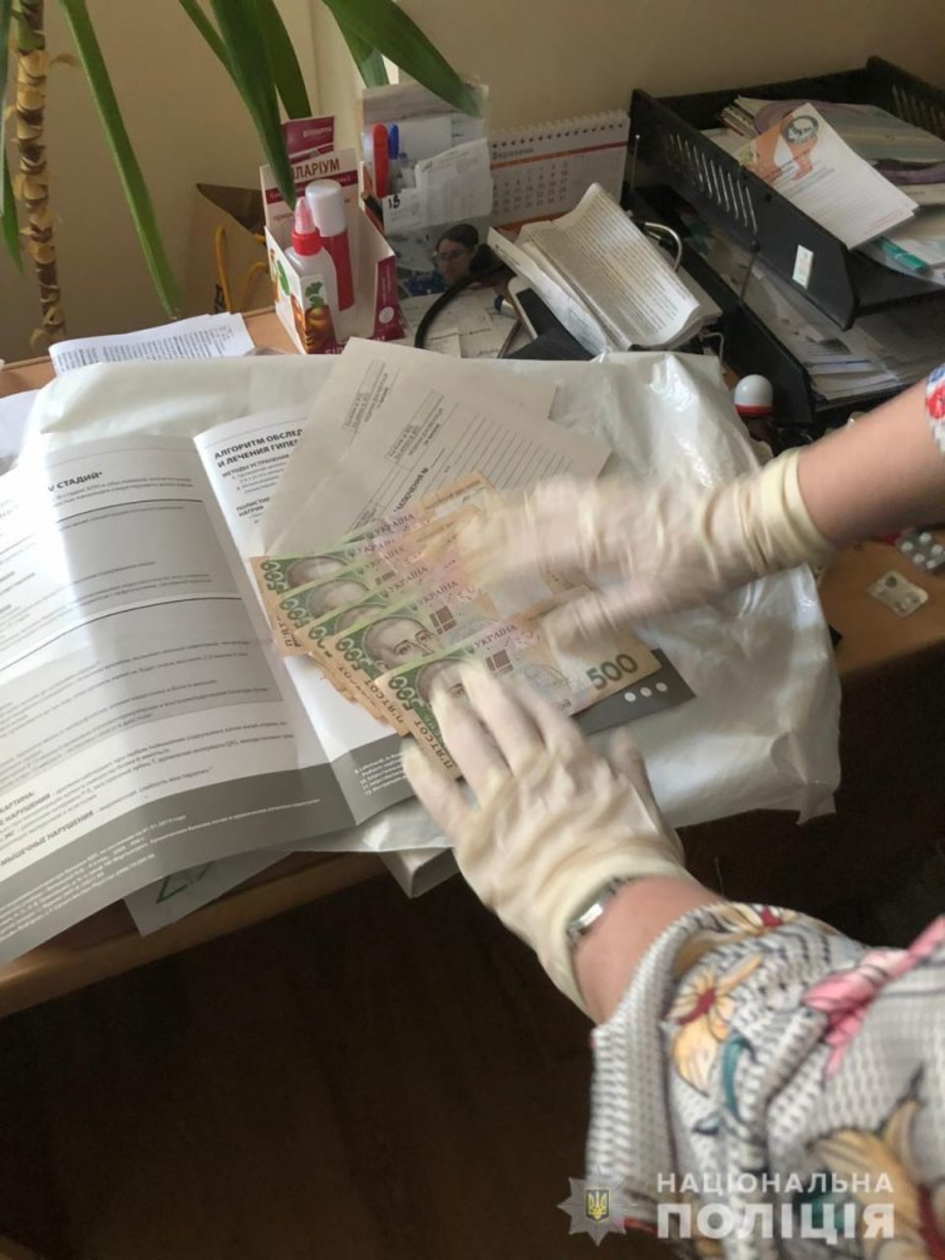 У Львові на хабарі зловили невролога. Фото: ГУ НП у Львівській області.