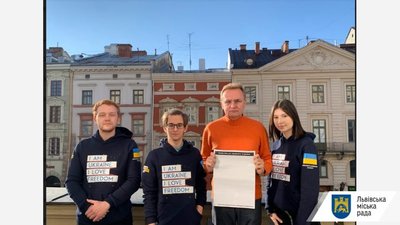 Садовому вручили газету з ненародженими Нобелівськими лауреатами