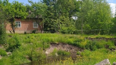 Карстове провалля, яке утворилося 6 тижнів тому на Львівщині збільшилося на метр (ФОТО, ВІДЕО)