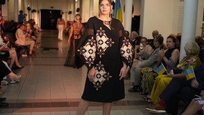 Оксана Караванська представила колекцію вишиванок Ukrainian Code.2023 на благочинному вечорі у США