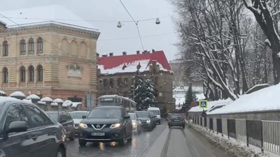 У центрі Львова ускладнений рух транспорту (ВІДЕО)