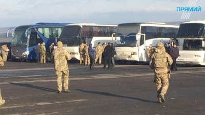 Обмін завершився, 74 звільнених заручники їдуть додому