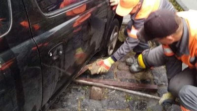 У центрі Львова під час руху провалився автомобіль (ФОТО)