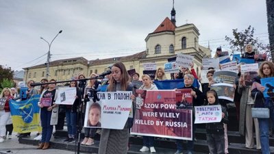 У Львові рідні полонених захисників Маріуполя влаштували мирну акцію (ФОТО)