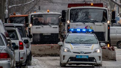 На Львівщині поліція вийшла посипати дороги сіллю (ВІДЕО)