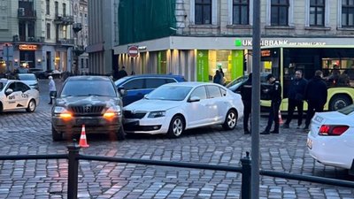 У центрі Львова сталась ДТП за участю військового автомобіля