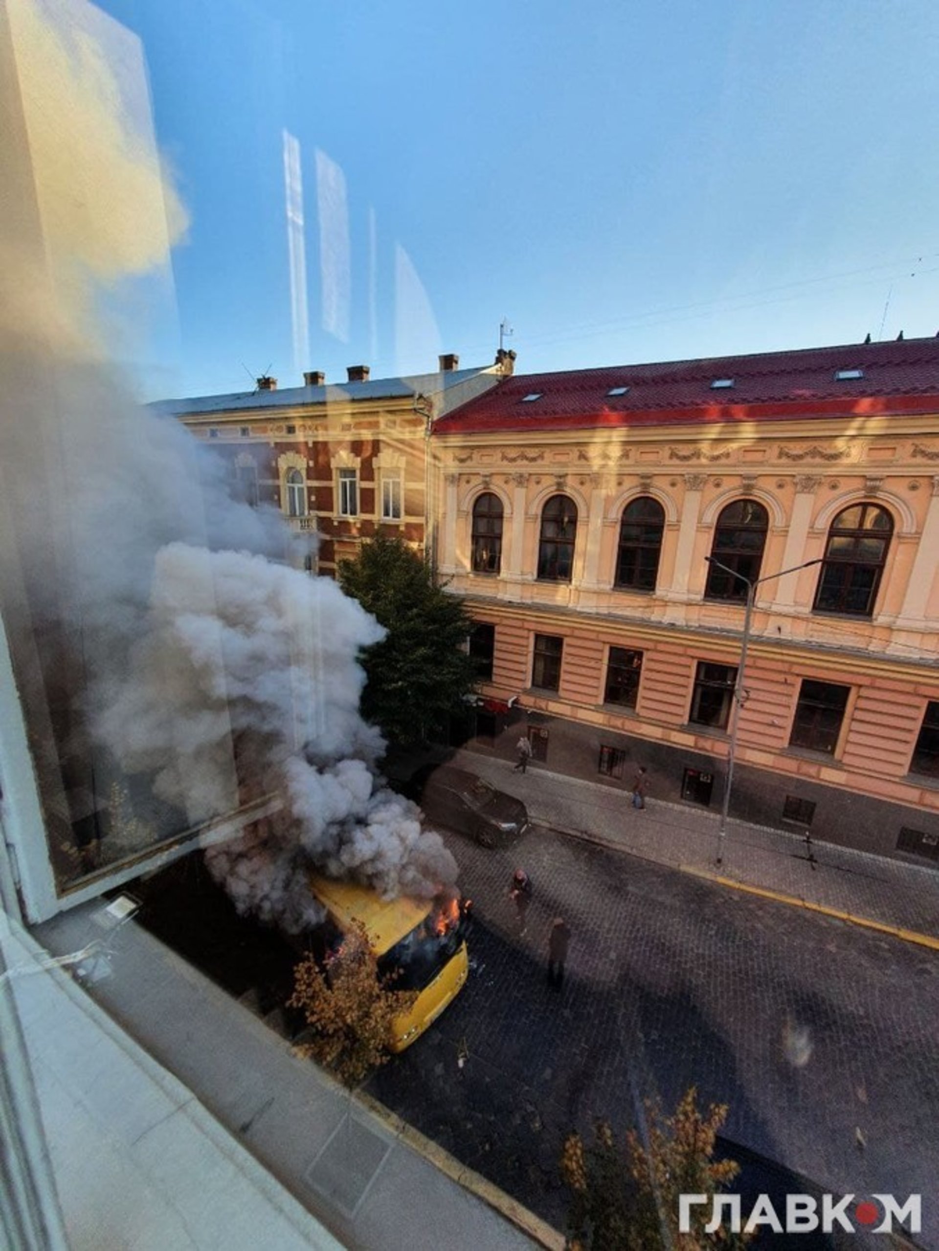 У Чернівцях в центрі міста згоріла маршрутка