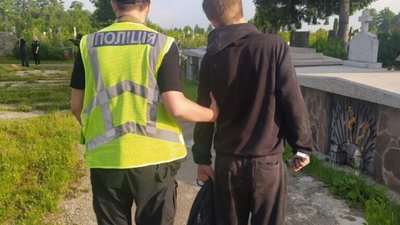 У Стрию юнак розбив майже 60 хрестів на могилах Січових Стрільців (ФОТО, ВІДЕО)