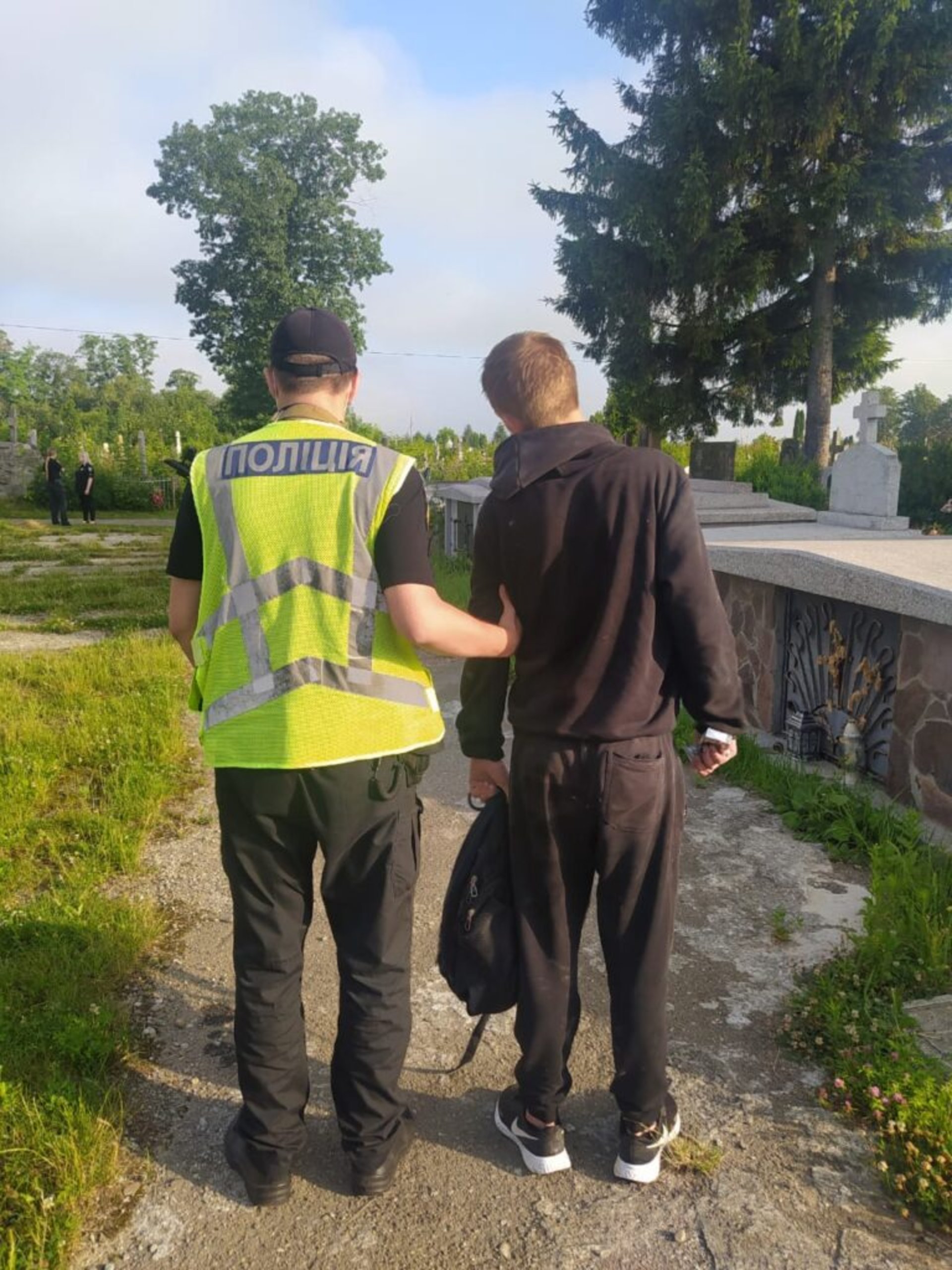 У Стрию 20-річний чоловік знищив 60 хрестів на кладовищі