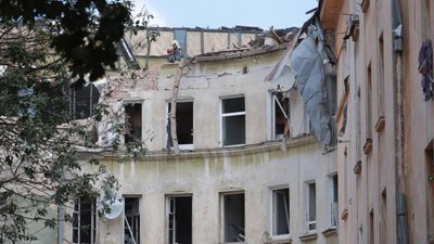 У Львові триває ліквідація наслідків ракетного удару