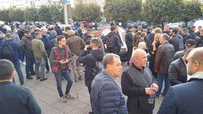 У Львові небайдужі прийшли завадити провести прес-конференцію ОПЗЖ (ФОТО)