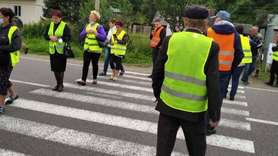 На Львівщині протестувальники перекрили дорогу (ФОТО)