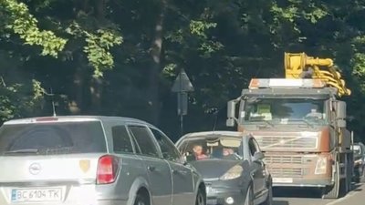 На дорозі до елітного селища утворились кілометрові затори