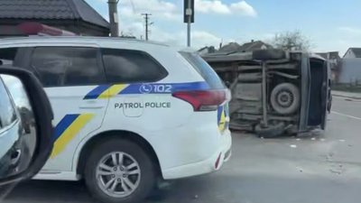 Біля Львова перекинувся автомобіль
