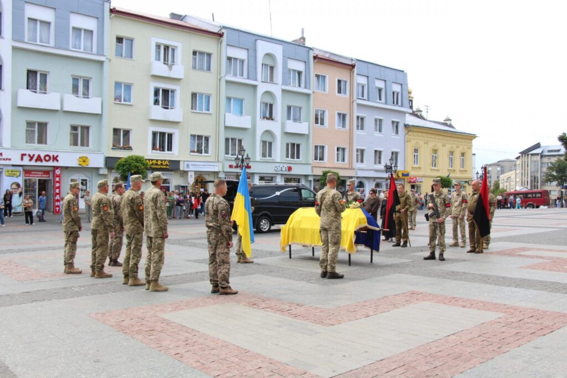 У Дрогобичі провели в останню путь загиблого захисника України Руслана Сергієнка