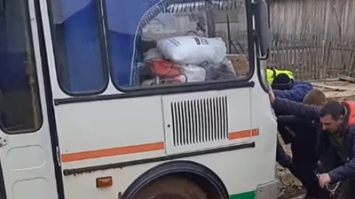 На Львівщині пасажири пхають автобуси, бо ті не можуть здолати розбиті дороги (ВІДЕО)