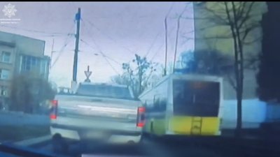 У Львові водій тролейбуса проїхав на червоне світло світлофора (ВІДЕО)