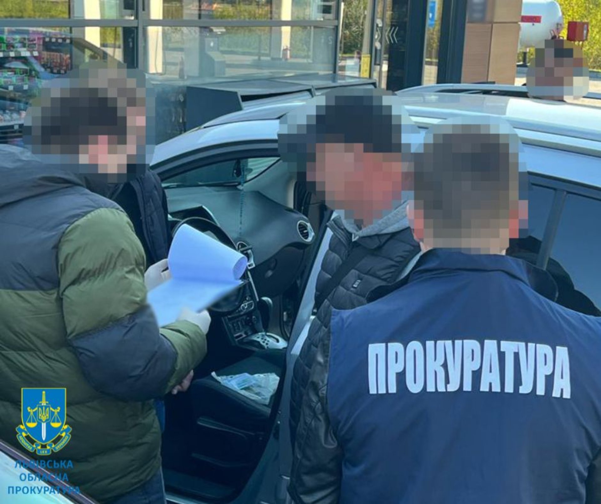На Львівщині за виїзд за кордон платили 6 500 доларів США