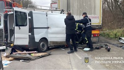 На Львівщині мікроавтобус влетів у вантажівку