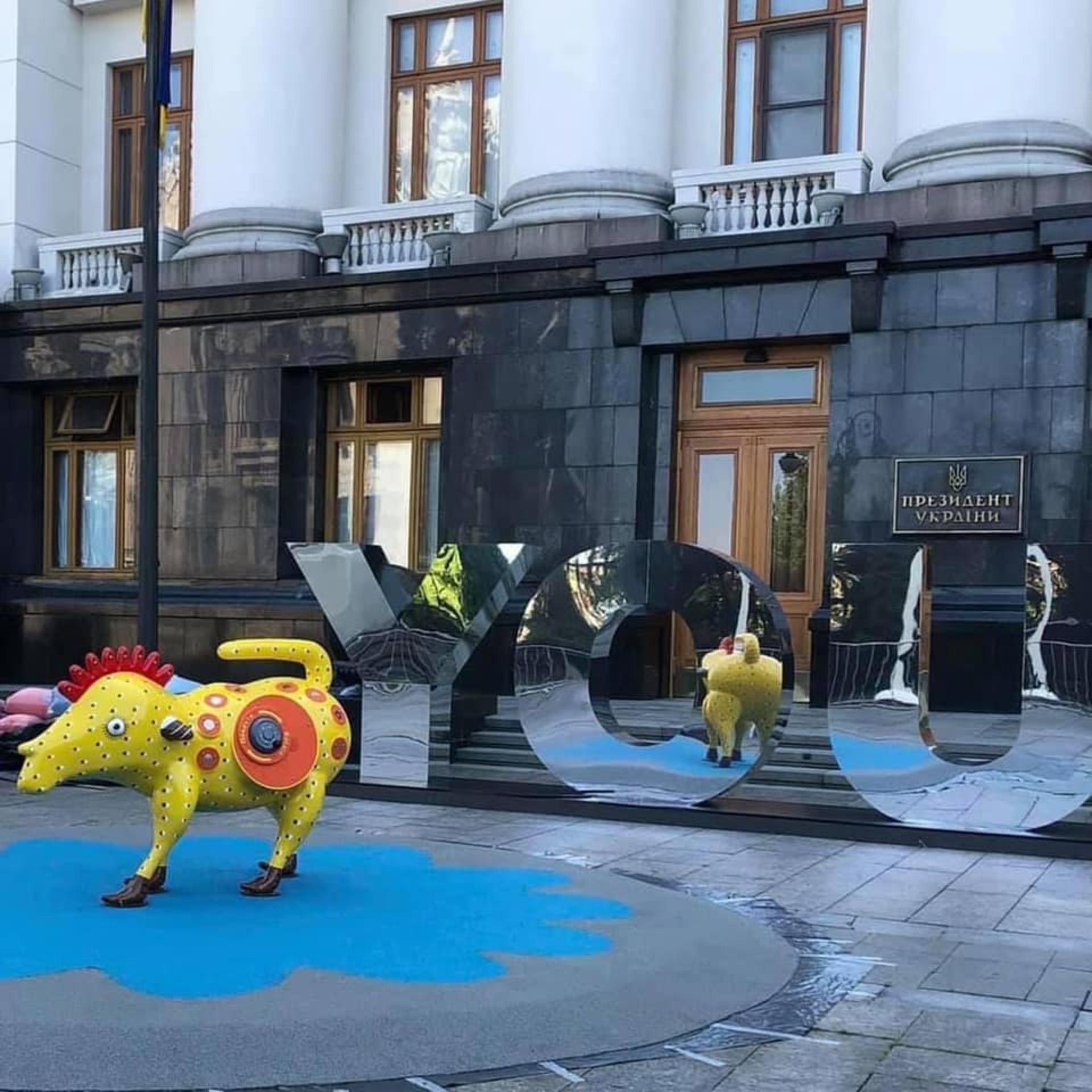 Біля офісу Зеленського встановили інсталяцію у косоворотках, фото Андрій Смолій