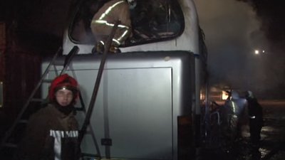 Масштабна пожежа на львівській автостоянці: згорів автобус, врятували вантажівки (ВІДЕО)