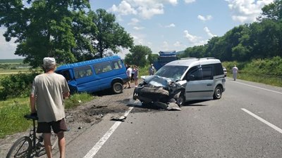 На Львівщині легковик влетів у  мікроавтобус: є загиблі і травмовані (ФОТО)