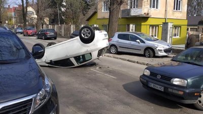 У Львові посеред вулиці легковик перекинувся на дах (ФОТО)
