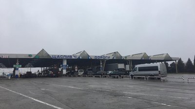 На Львівщині утворилися черги на пунктах пропуску із Польщею (ФОТО, ВІДЕО)