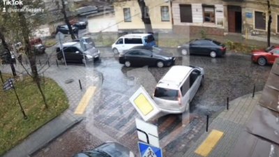 У Львові поцілувалися автомобілі (ВІДЕО)