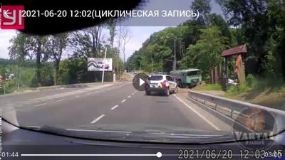 У винниківському лісі вантажний автомобіль в’їхав у відбійник (ФОТО)