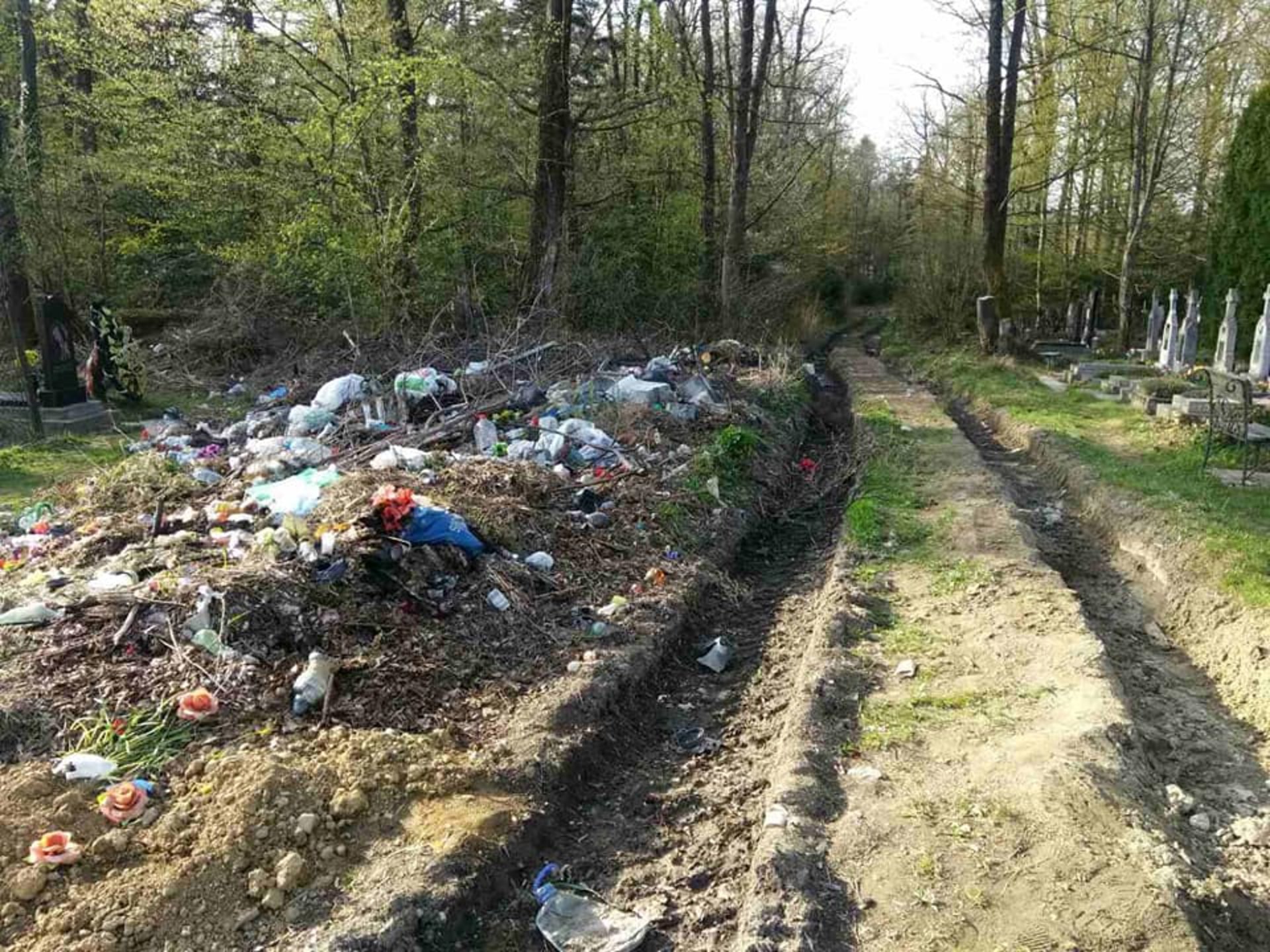 Як на Львівщині кладовище перетворюється у сміттєзвалище. Фото: Оксана Дмитрівна.