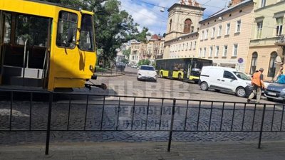 У центрі Львова зупинились трамваї