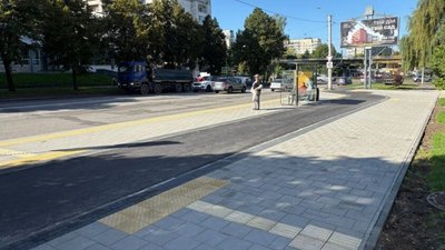 У Львові облаштували доступну зупинку та ділянку велодоріжки