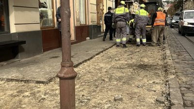 У центрі Львова розрили тротуар