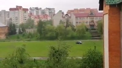 У Трускавці таксист влаштував дрифтинг на футбольному полі місцевої школи