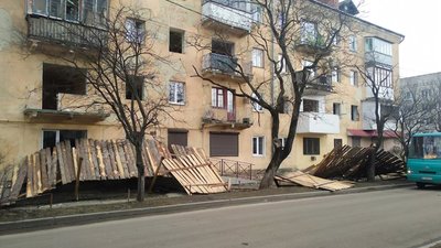 У Дрогобичі буревій зруйнував огорожу аварійного будинку