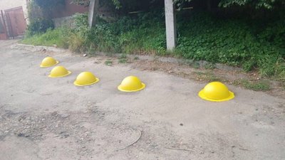 У Львові на вулиці встановили дивні півкулі
