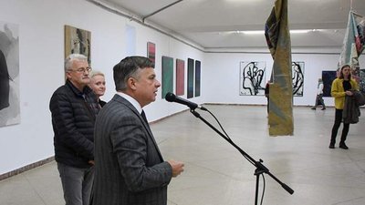 У Львові відвідувачам показали картини з провокативними надписами (ФОТО, ВІДЕО)